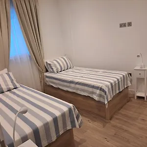 Main Street - 3 Bed - Family Friendly Apartment